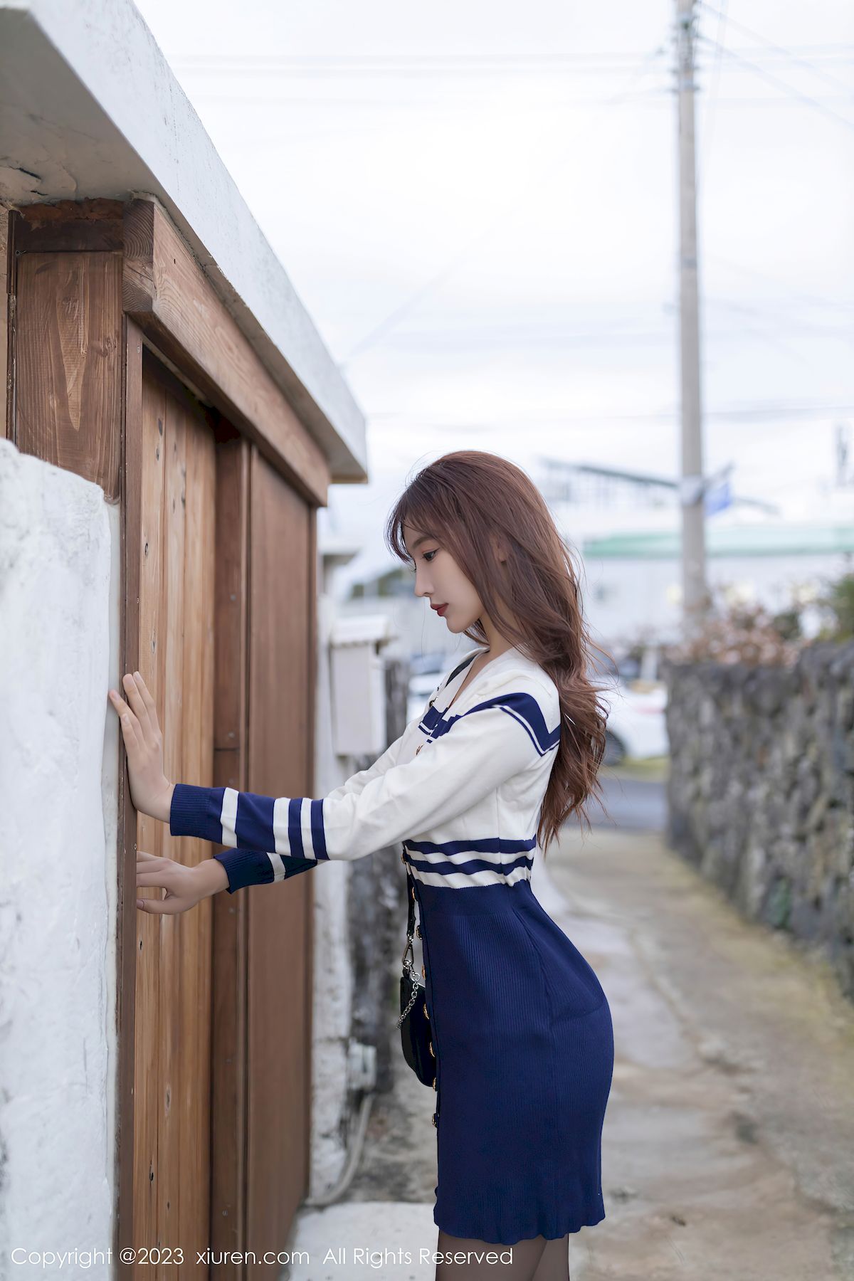 秀人网模特陆萱萱蓝白拼色连衣短裙搭配黑丝济州岛旅拍
