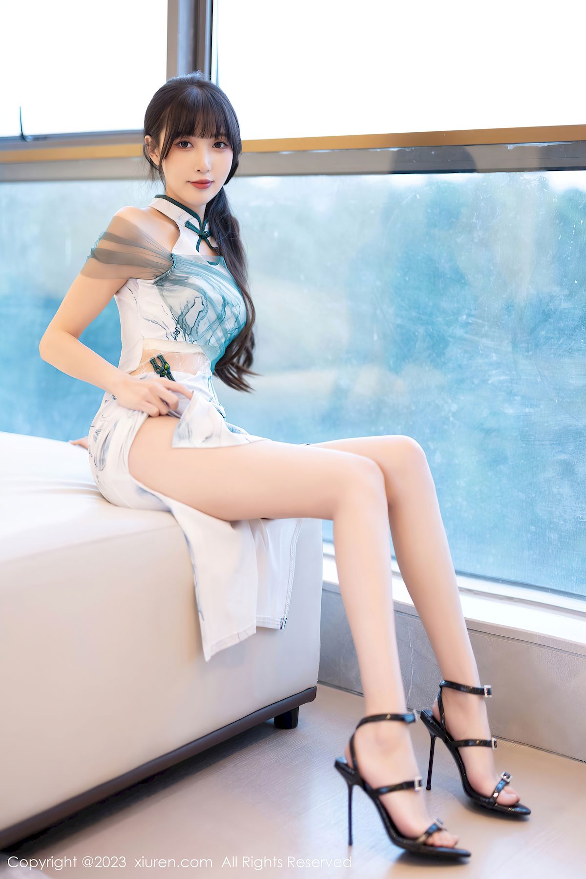 秀人网美女模特林星阑白色带图案旗袍服饰修长美腿写真