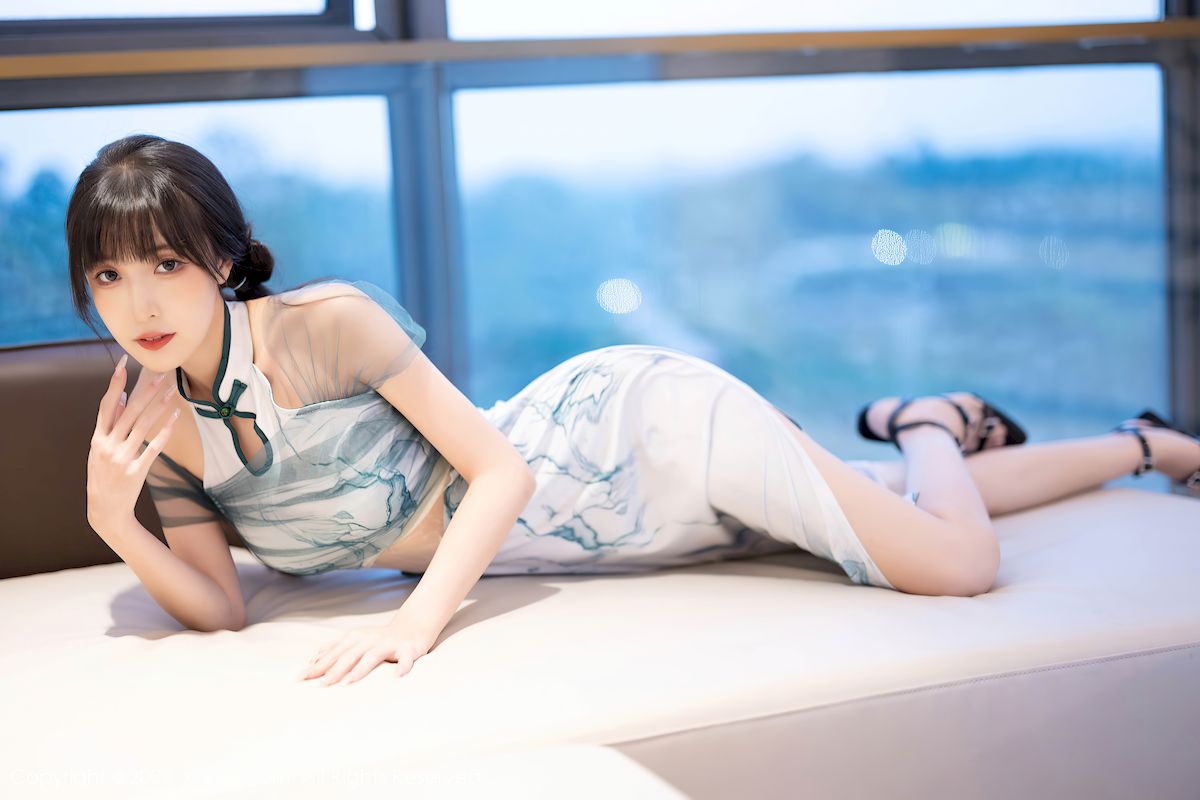 秀人网美女模特林星阑白色带图案旗袍服饰修长美腿写真