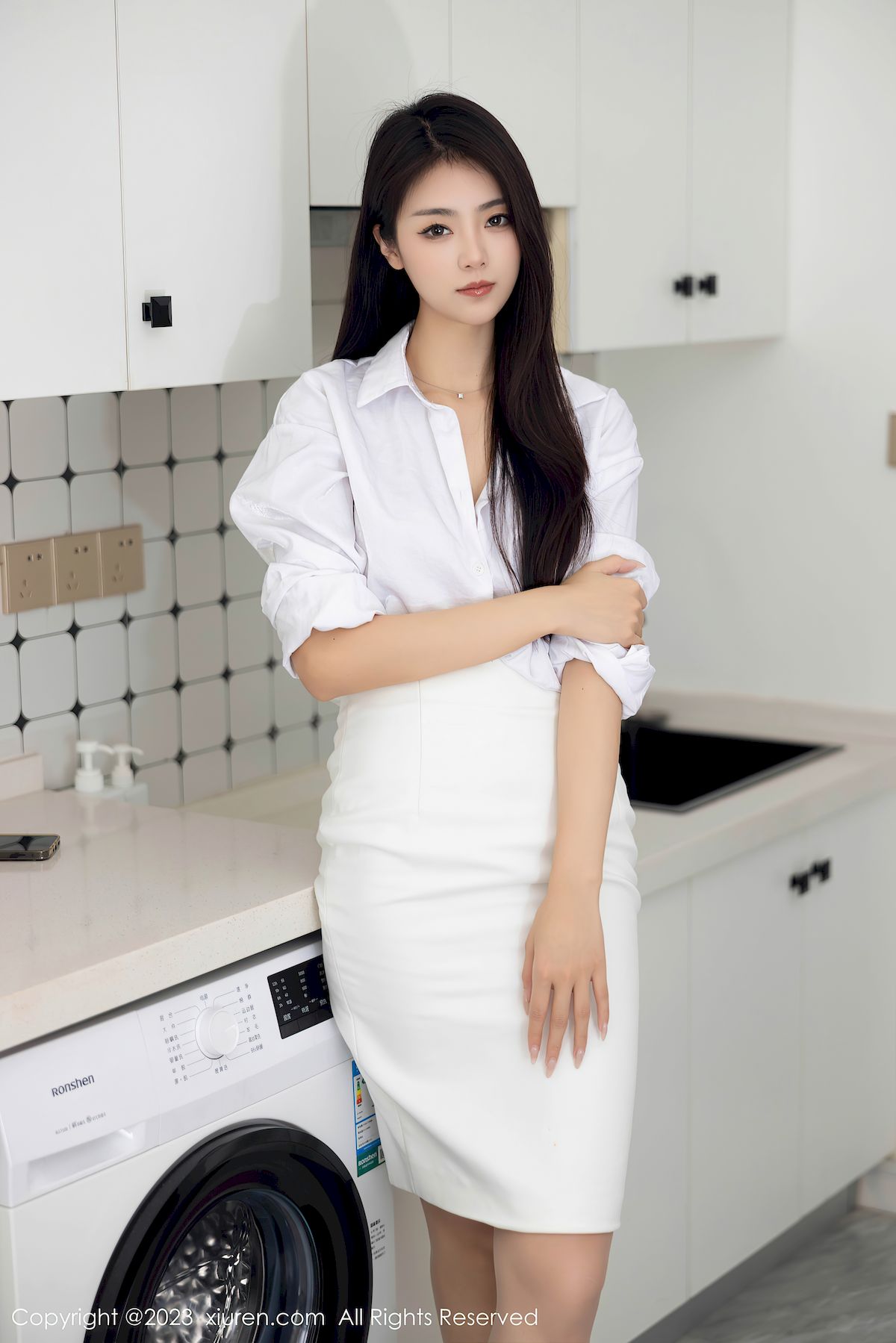 秀人网模特可乐Vicky白色上衣搭配丝袜短裙性感写真