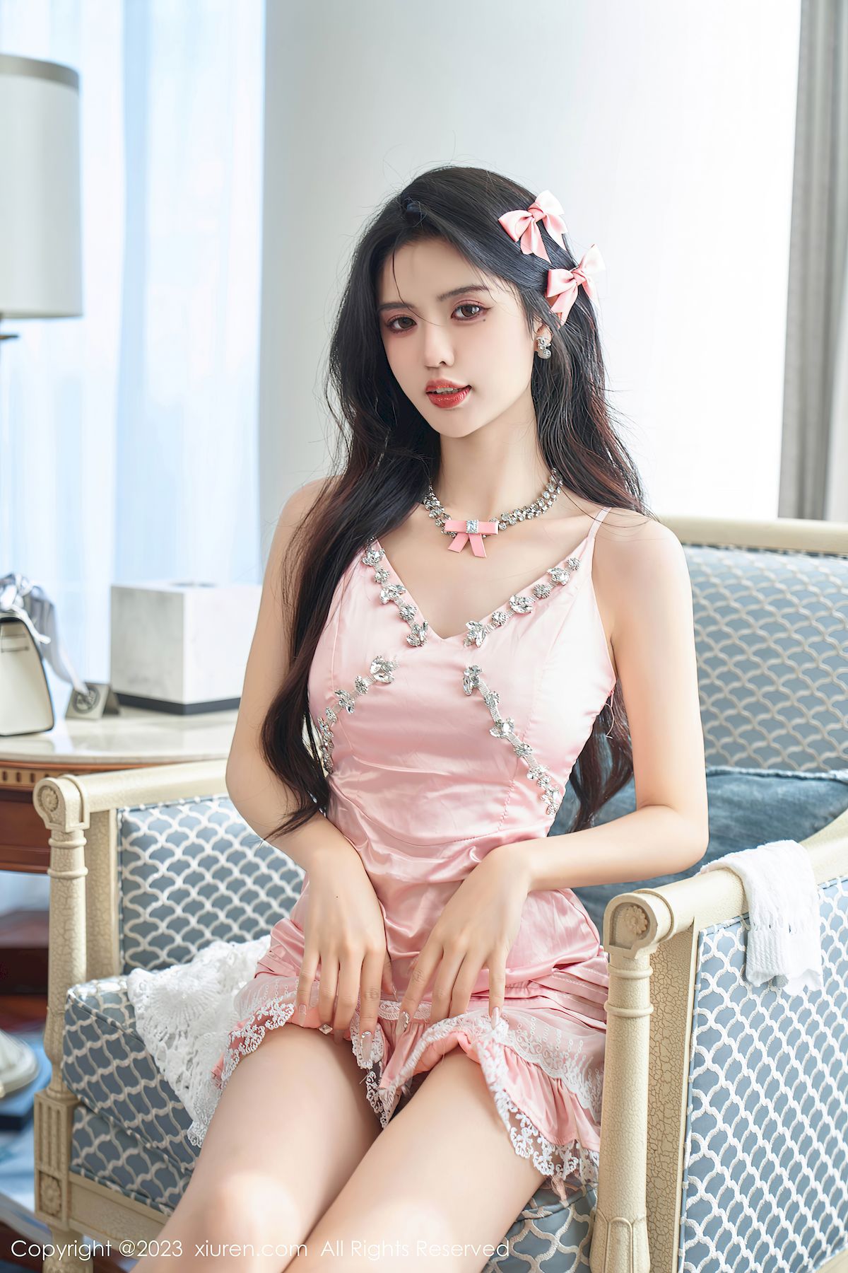 秀人网甜美模特浅浅Danny粉色短裙娇媚动人性感写真