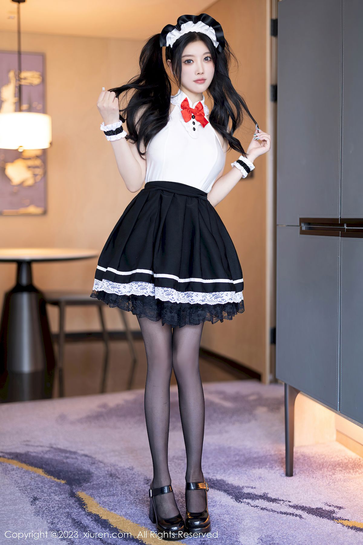 秀人网女神杨晨晨Yome白色上衣搭配黑色短裙性感写真