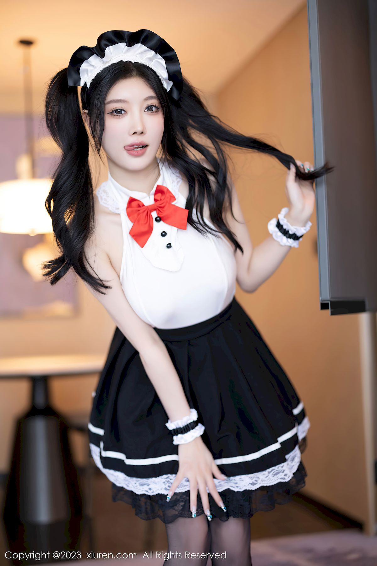 秀人网女神杨晨晨Yome白色上衣搭配黑色短裙性感写真