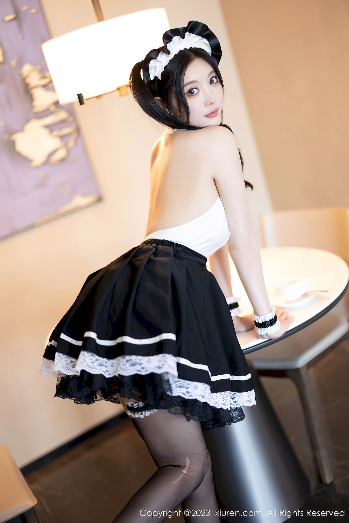 秀人网女神杨晨晨Yome白色上衣搭配黑色短裙性感写真