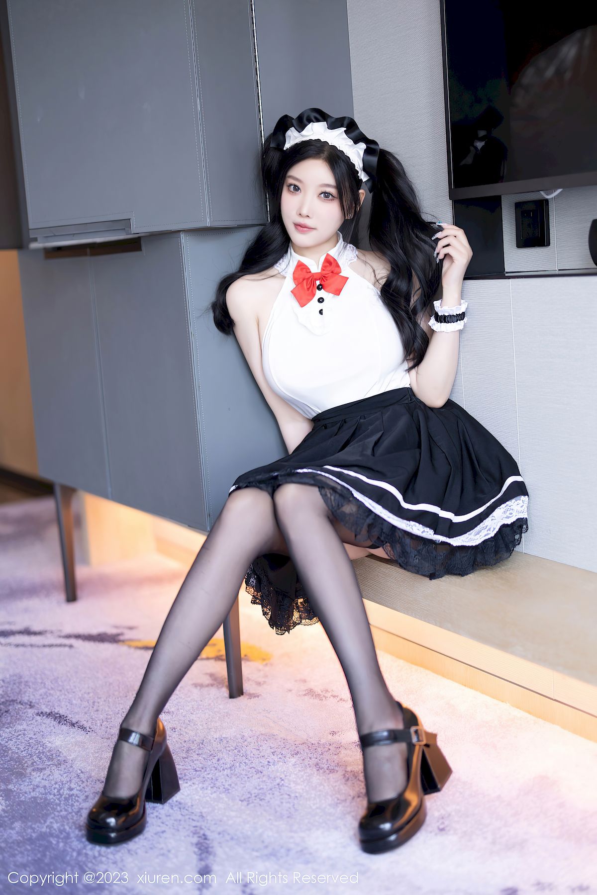 秀人网女神杨晨晨Yome白色上衣搭配黑色短裙性感写真