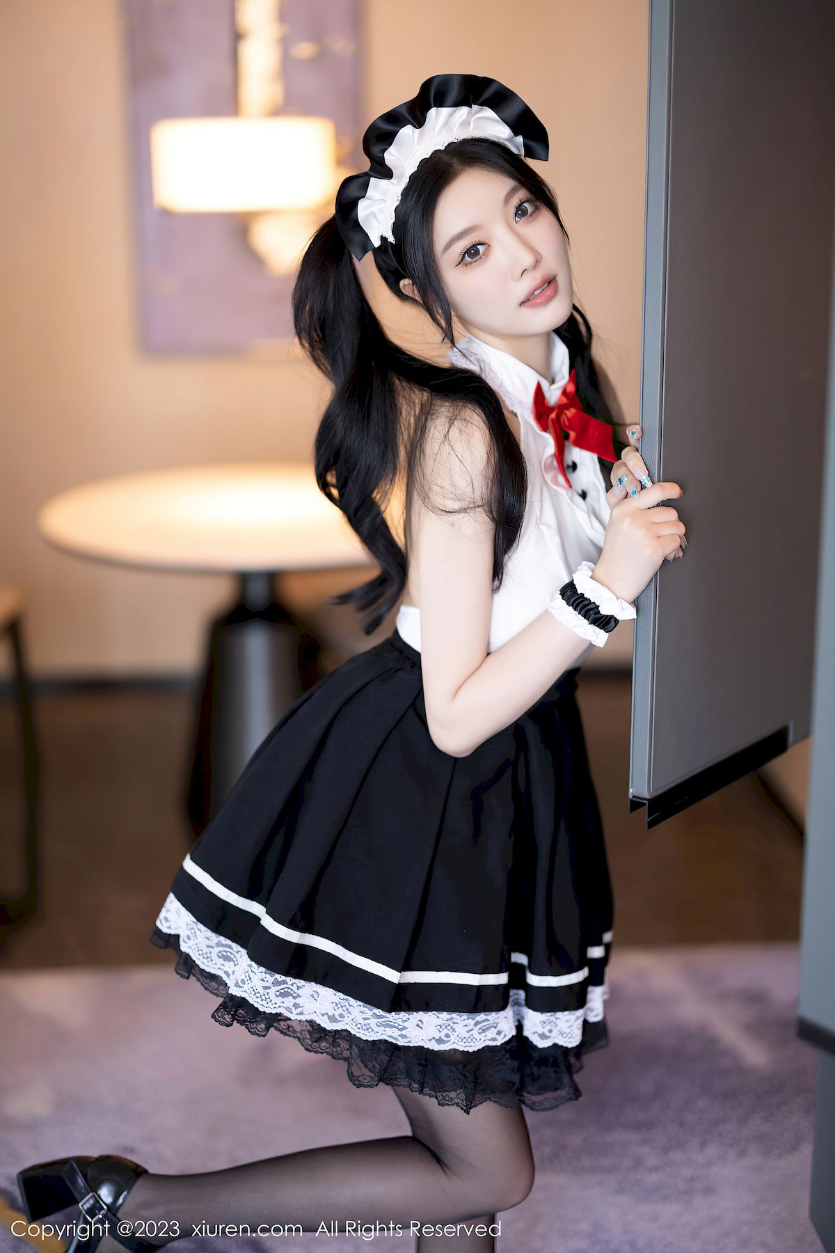 秀人网女神杨晨晨Yome白色上衣搭配黑色短裙性感写真