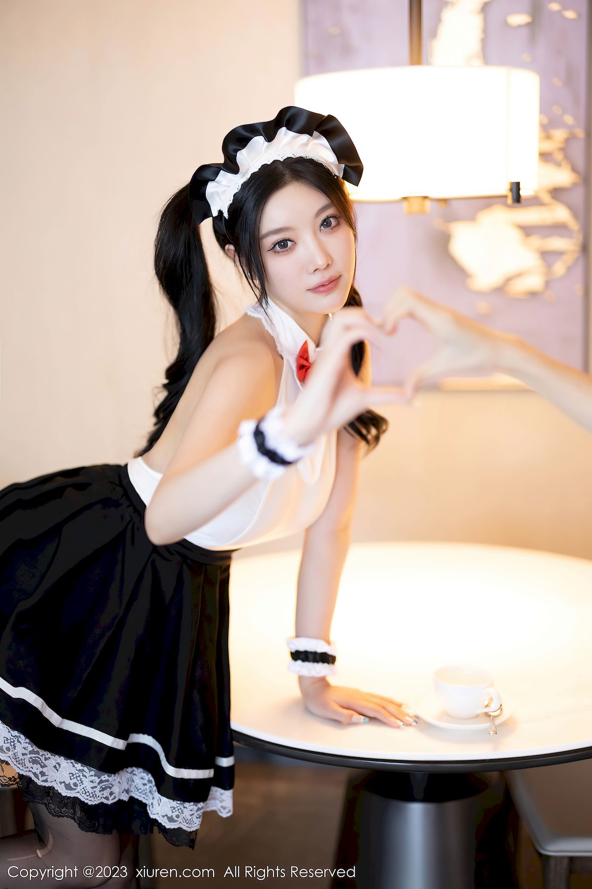 秀人网女神杨晨晨Yome白色上衣搭配黑色短裙性感写真