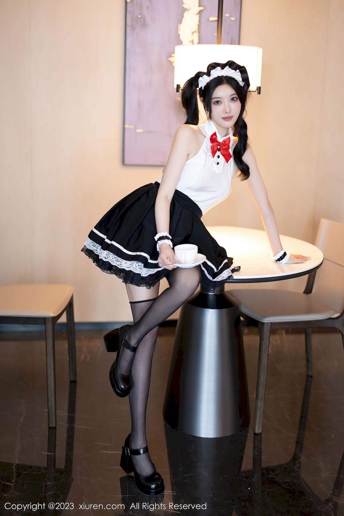 秀人网女神杨晨晨Yome白色上衣搭配黑色短裙性感写真