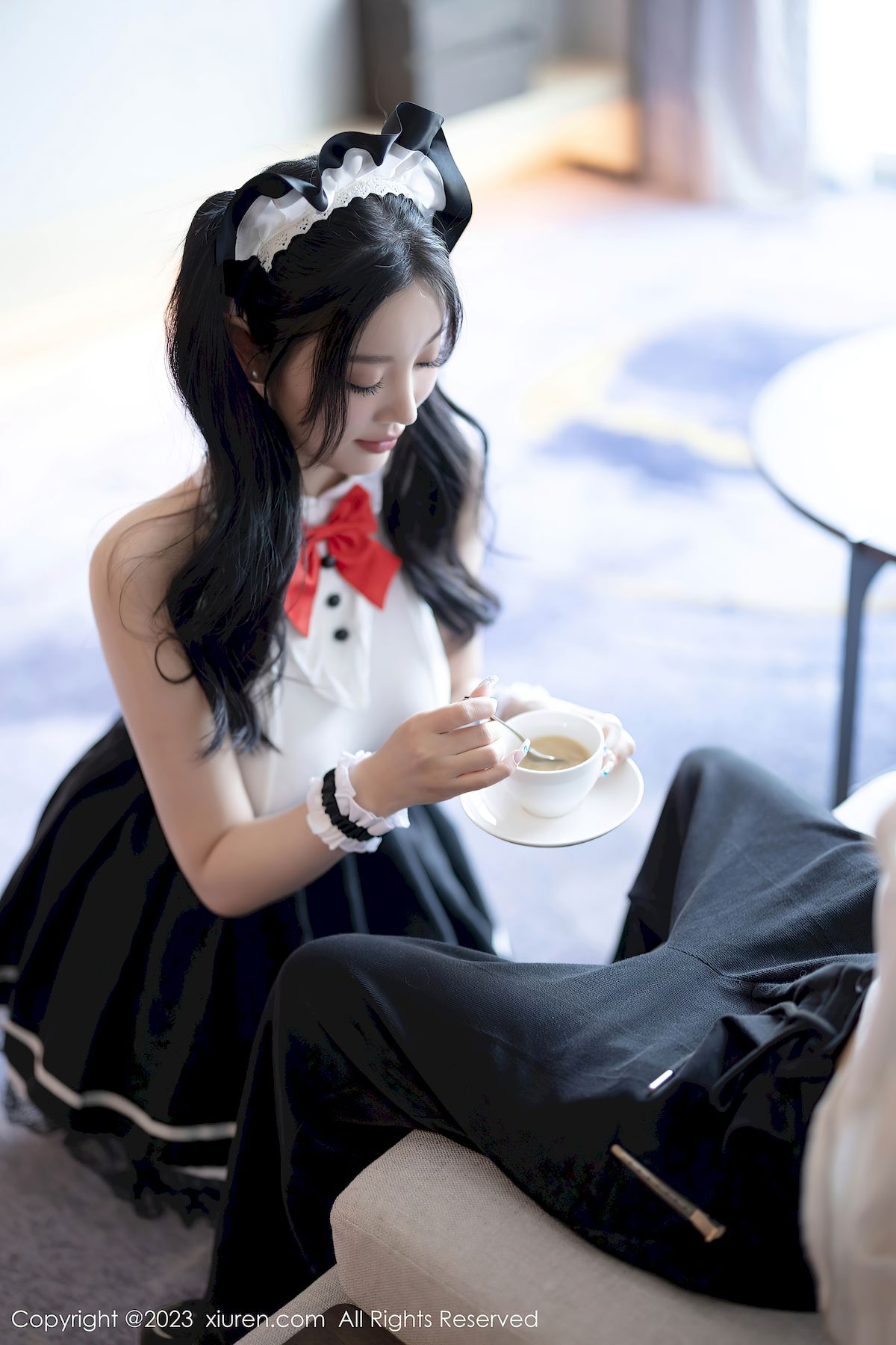 秀人网女神杨晨晨Yome白色上衣搭配黑色短裙性感写真