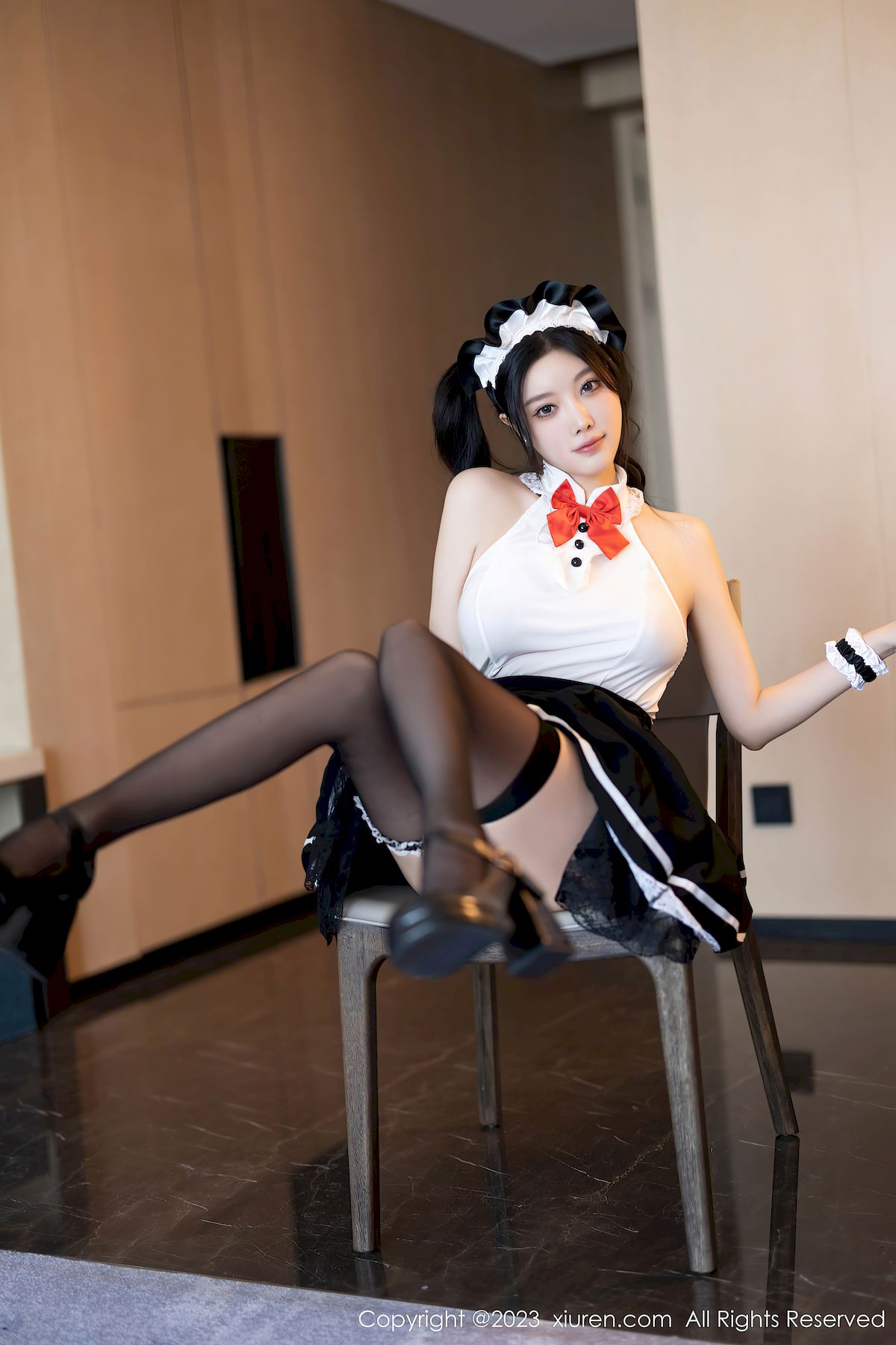 秀人网女神杨晨晨Yome白色上衣搭配黑色短裙性感写真