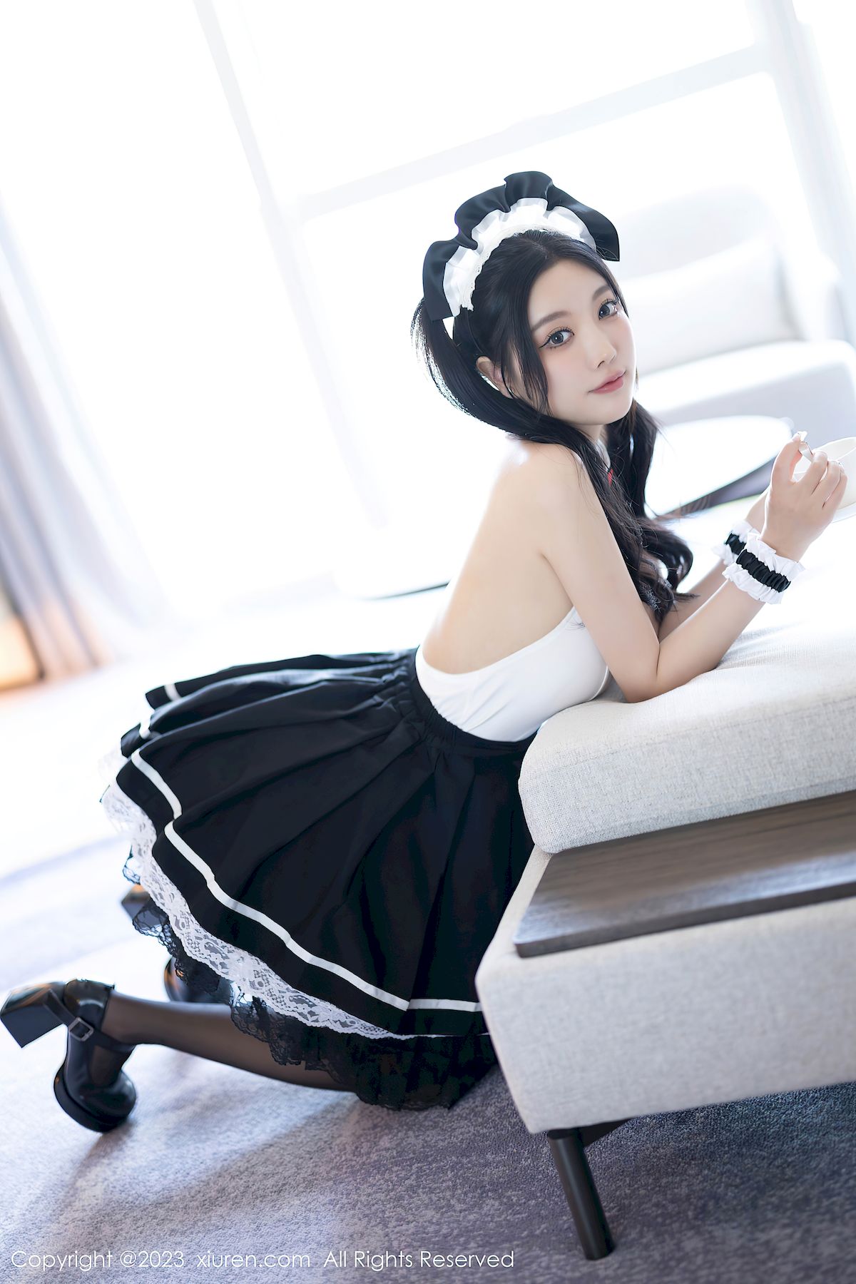 秀人网女神杨晨晨Yome白色上衣搭配黑色短裙性感写真