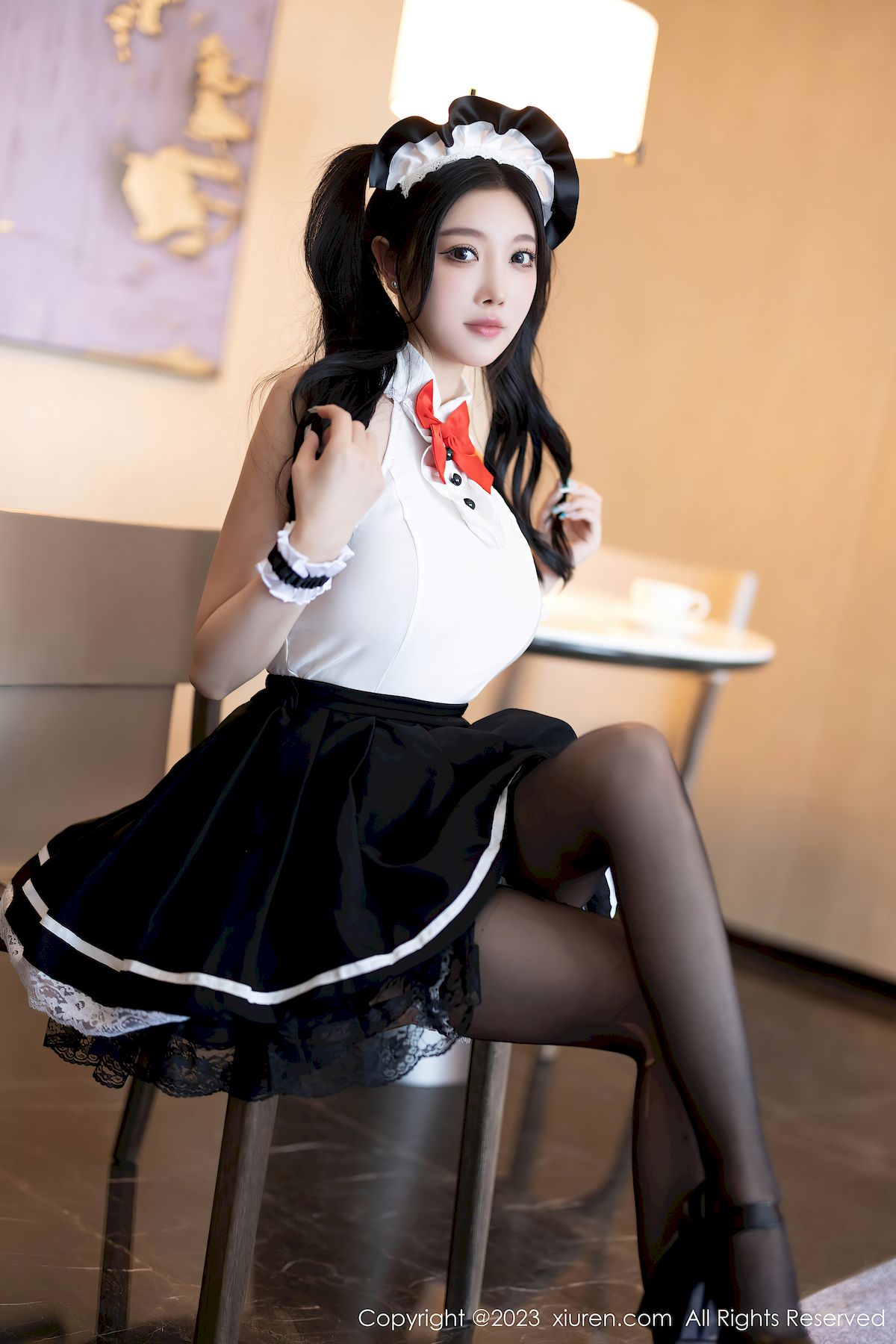 秀人网女神杨晨晨Yome白色上衣搭配黑色短裙性感写真