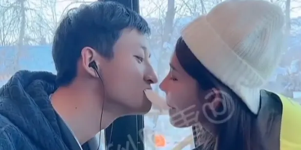 驴家桐桐穿蕾丝睡衣露肉, 粉丝大饱眼福!天道和天佑老婆“接吻”!驴老爸透漏 驴家艺人各奔东西! | 黑料正能量