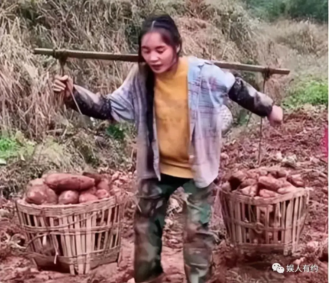 想不到吧!这就是大凉山的网红主播背着下山的木头,竟然是空心的 | 黑料正能量