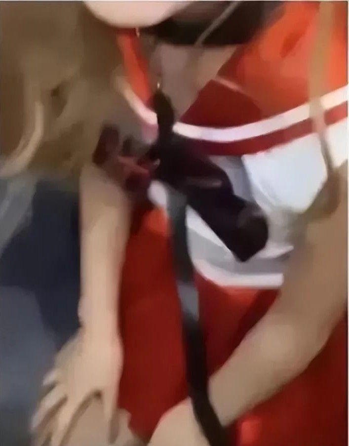 百万网红焕儿1小时19分钟视频被男友曝光!COS装道具很会打扑克… | 黑料正能量