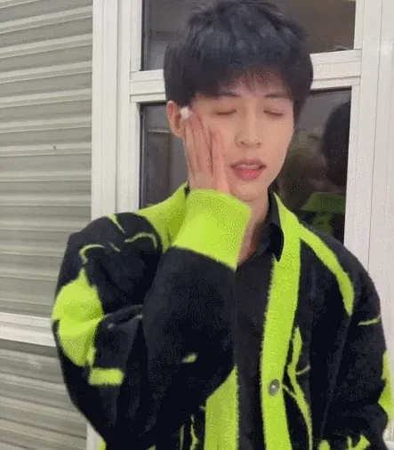 百万粉网红李奕被曝睡女粉丝“400一晚,睡完拉黑!” | 黑料正能量