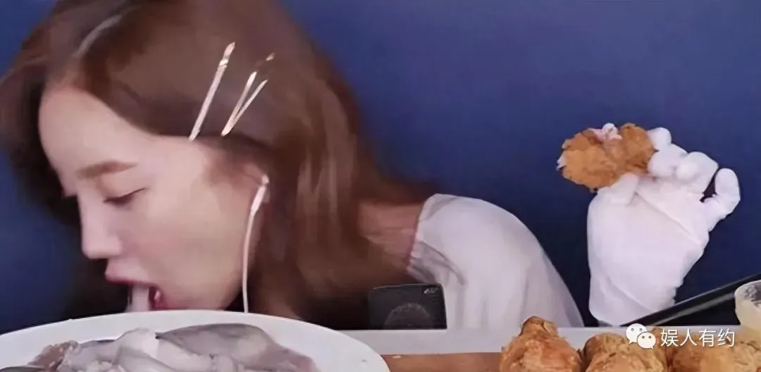 想不到吧!这就是大凉山的网红主播背着下山的木头,竟然是空心的 | 黑料正能量