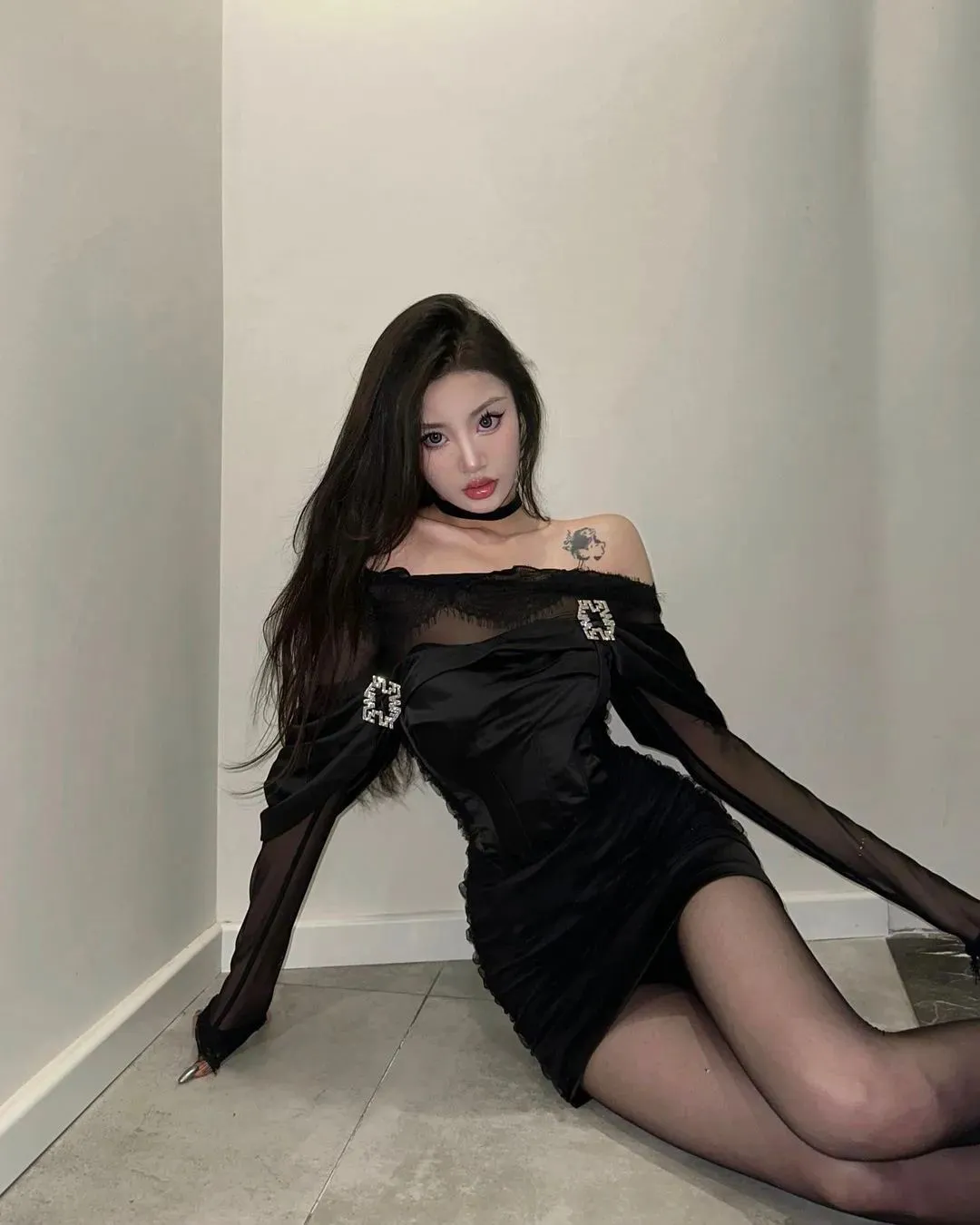 国产网红Audreyz,钟爱黑丝御姐风(附生活照写真图片) | 黑料正能量