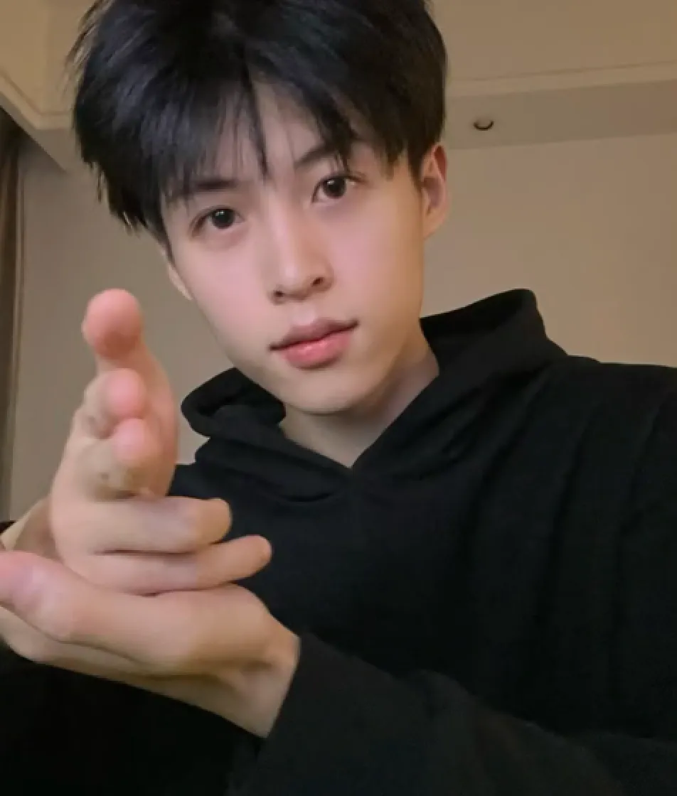 百万粉网红李奕被曝睡女粉丝“400一晚,睡完拉黑!” | 黑料正能量