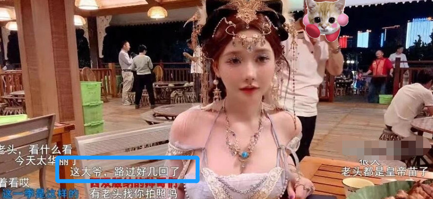 斗鱼一姐现身西双版纳,回头率拉满,线下偶遇男粉,追问男粉:自己线上线下那个更好看? | 黑料正能量