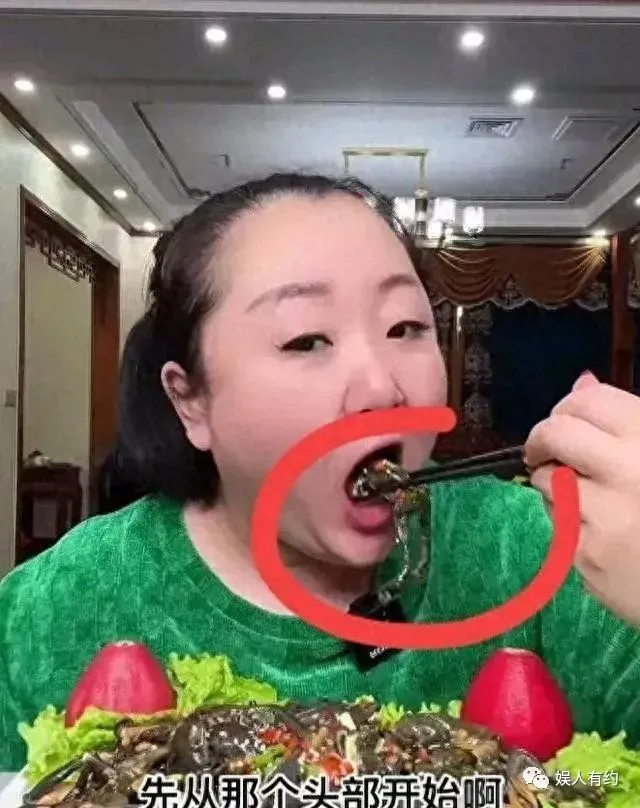 想不到吧!这就是大凉山的网红主播背着下山的木头,竟然是空心的 | 黑料正能量