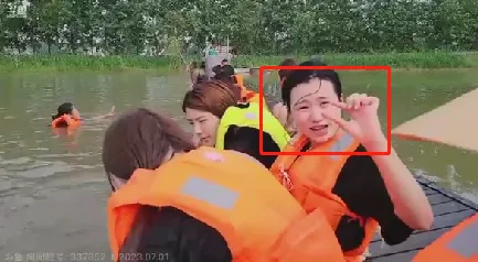 小肖团播节目突发意外!女嘉宾敏感部位被“木棍卡住”!男主播竟在水中当众上手!被当场大骂:S变态! | 黑料正能量