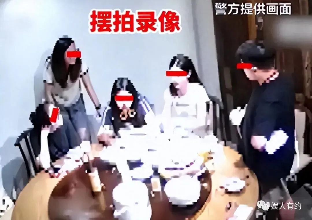 想不到吧!这就是大凉山的网红主播背着下山的木头,竟然是空心的 | 黑料正能量