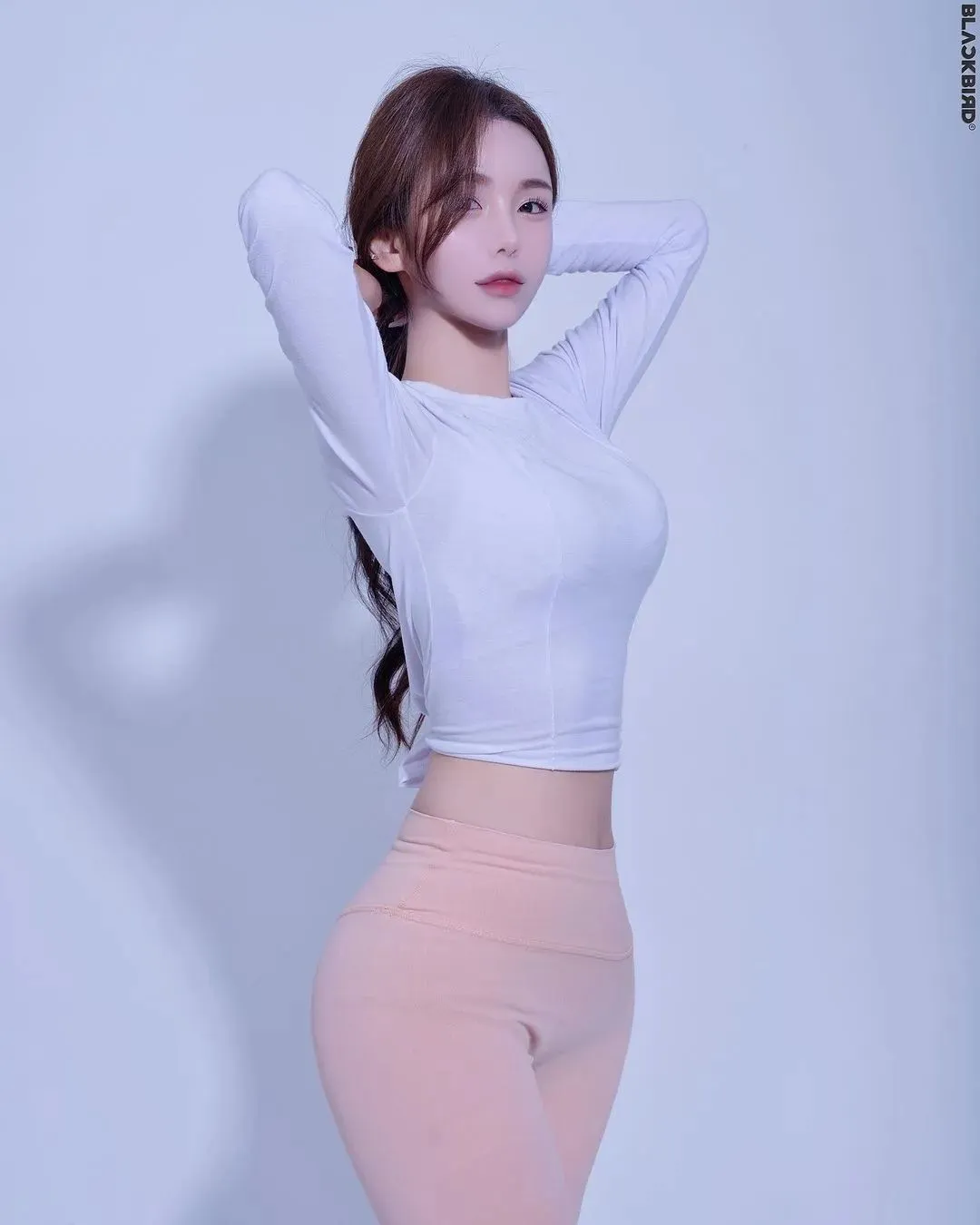 韩国网红1loo4,曲线玲珑,完美大长腿,大胆秀身材 | 黑料正能量