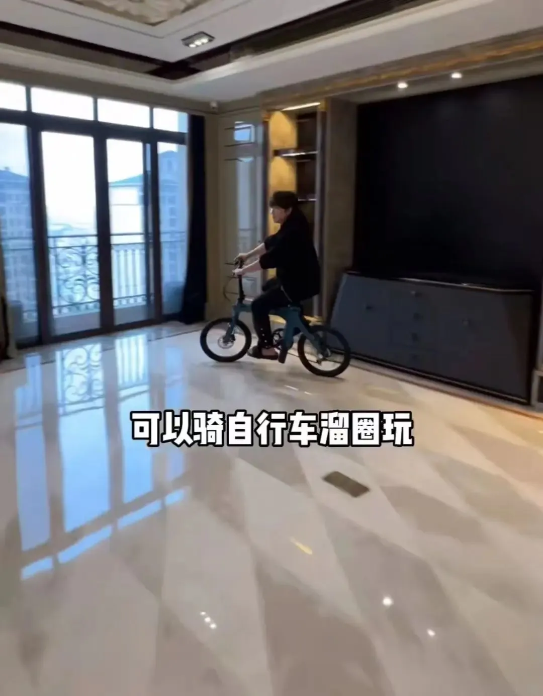 网红白冰官宣落户称家徒四壁,打开门却是无比豪华引发热议! | 黑料正能量