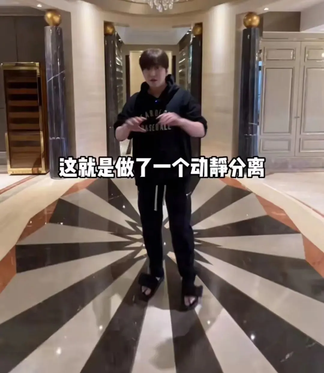 网红白冰官宣落户称家徒四壁,打开门却是无比豪华引发热议! | 黑料正能量