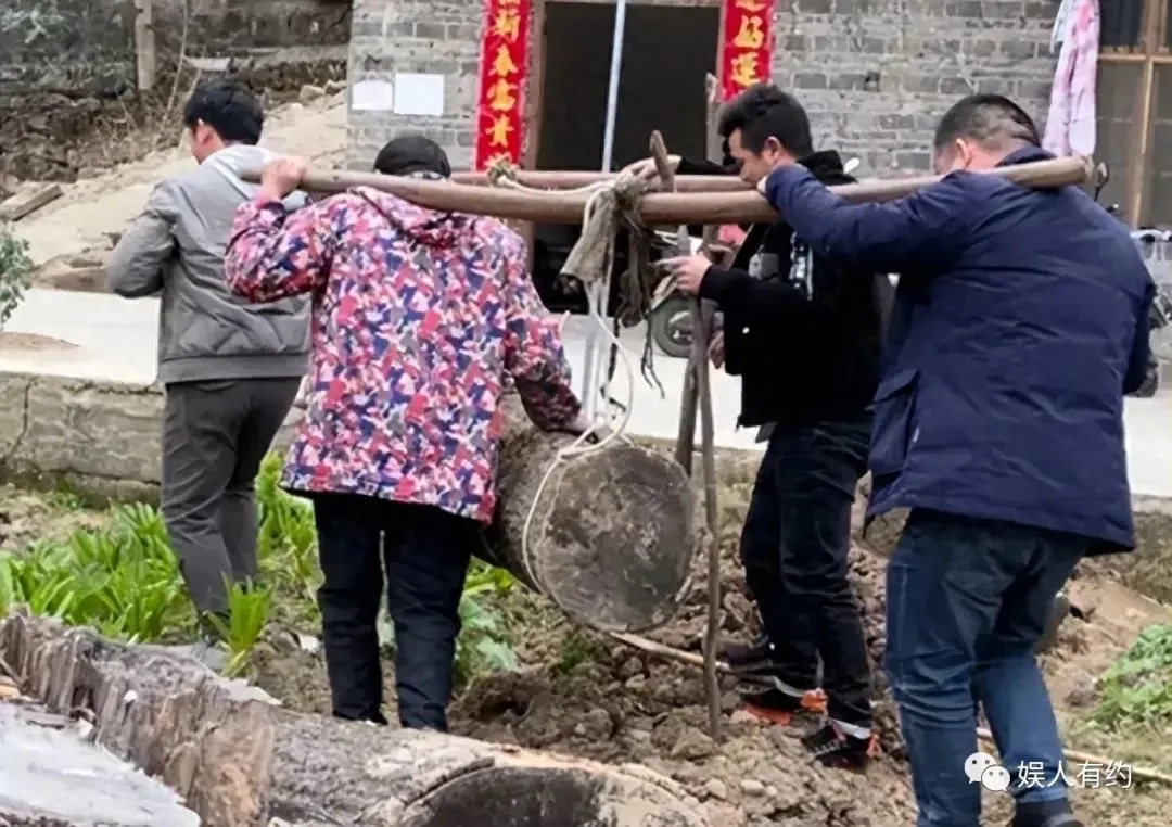 想不到吧!这就是大凉山的网红主播背着下山的木头,竟然是空心的 | 黑料正能量