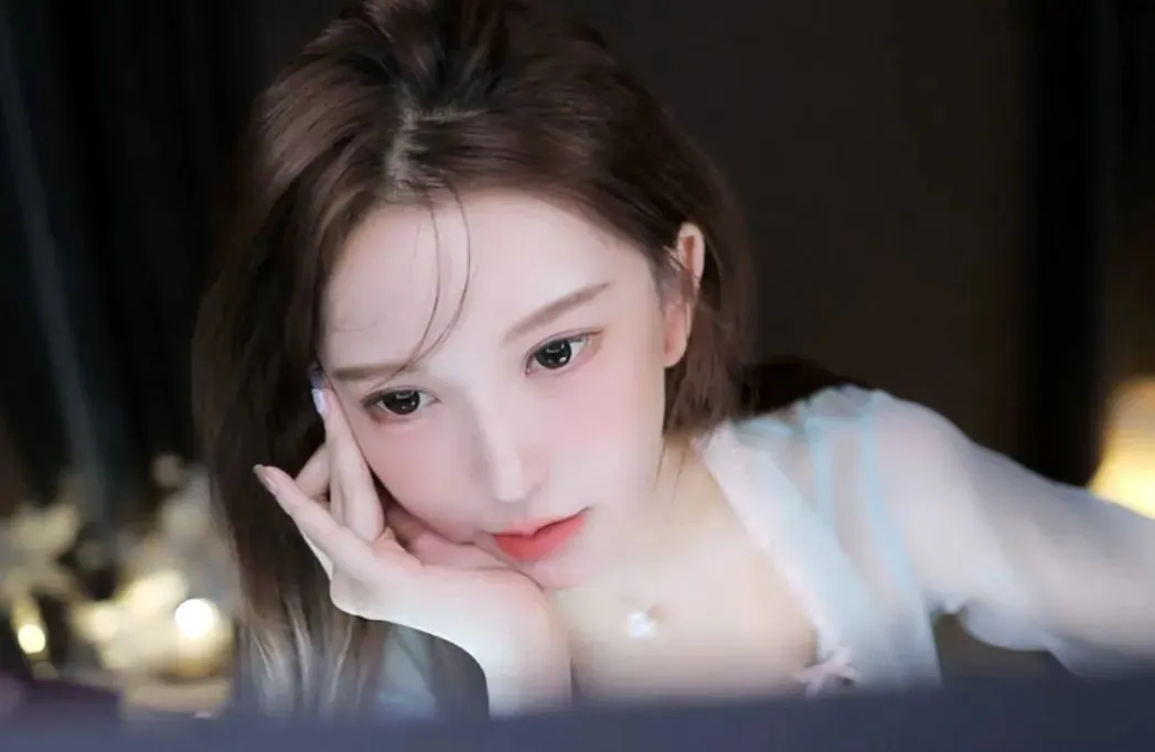 得知直播行业又要严打,南妹儿要转战二次元,狠提衣服“都别看” | 黑料正能量