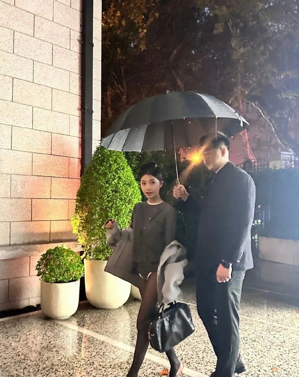 纯欲网红易梦玲内裤外穿,被吐槽像姨妈巾没粘好... | 黑料正能量