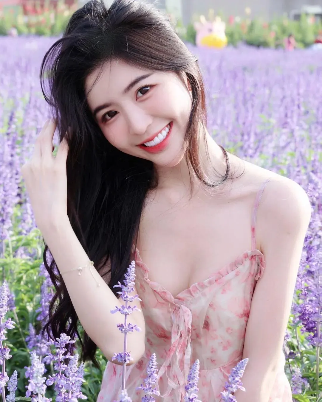 马来网红张安琪,白皙皮肤,饱满身材,才貌双全,火到中国 | 黑料正能量