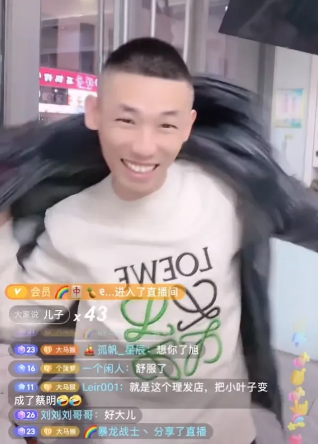 出镜女主播直播间,旭旭宝宝回应即将复播,网友:不直播为躲年度 | 黑料正能量