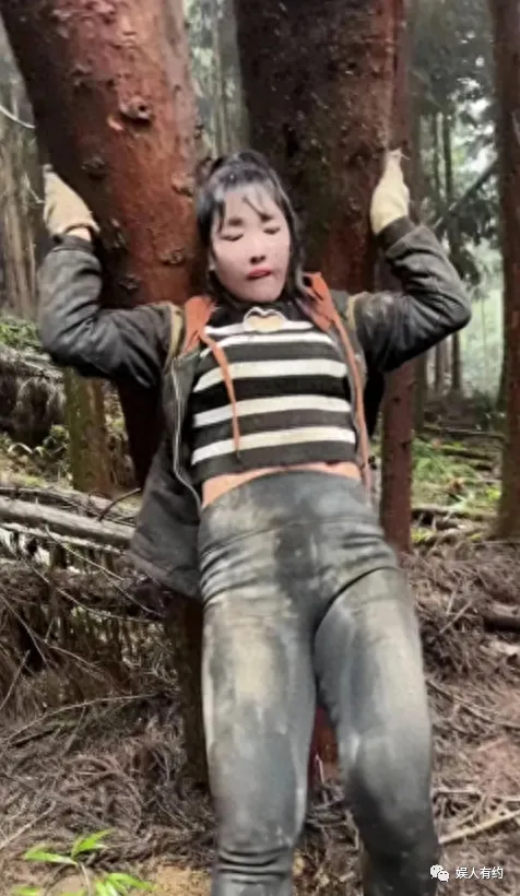 想不到吧!这就是大凉山的网红主播背着下山的木头,竟然是空心的 | 黑料正能量