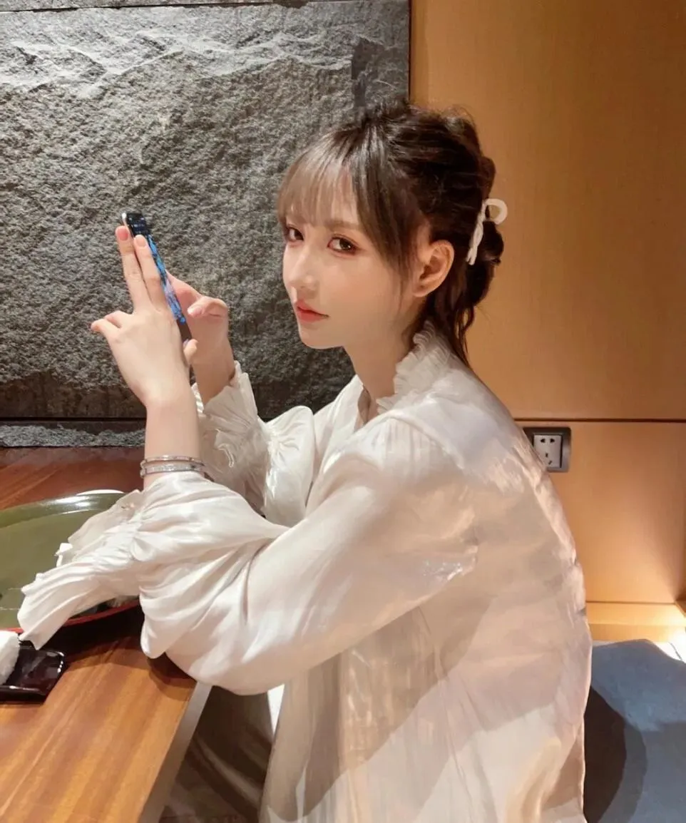 米娜自爆曾发展过“线下生意”,有粉丝花费高价,买她穿过的衣服 | 黑料正能量