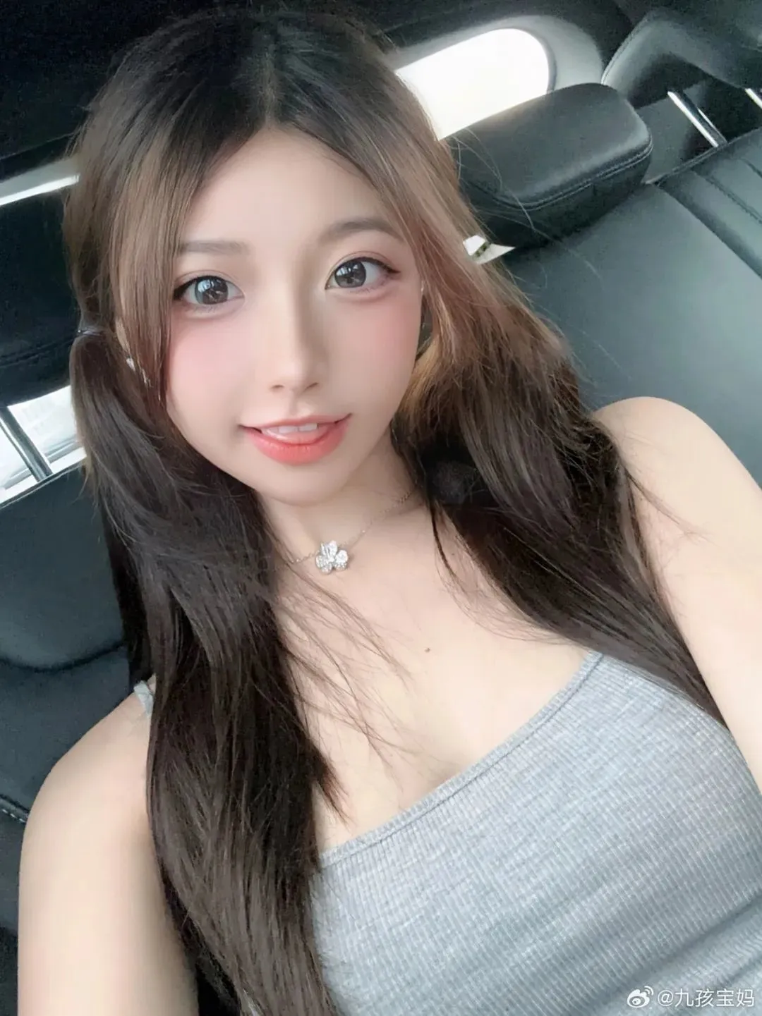 陈妮妮UNI的疯狂美照:马尾仙女的奇幻冒险 | 黑料正能量