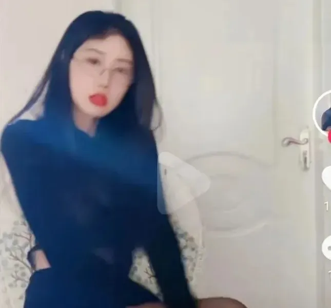 网红莉莉学姐,定制椅子舞视频堪称擦边界的天花板! | 黑料正能量