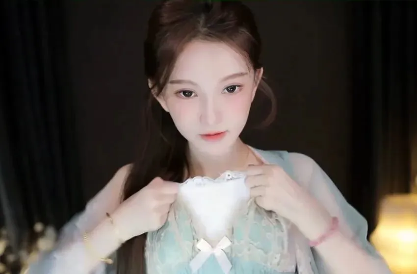 得知直播行业又要严打,南妹儿要转战二次元,狠提衣服“都别看” | 黑料正能量