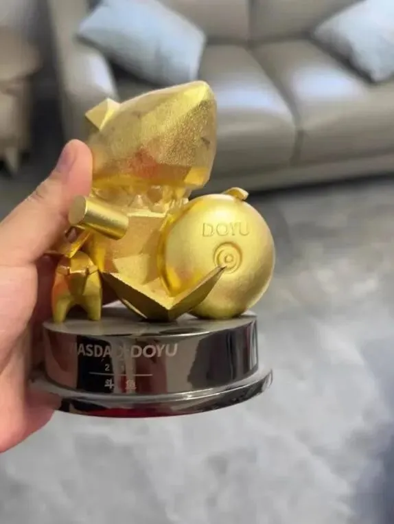 热点|合同明年到期!正式切割?抽象创始人竟贩卖“斗鱼敲钟纪念杯”,遭水友秒拍拿下! | 黑料正能量