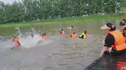 小肖团播节目突发意外!女嘉宾敏感部位被“木棍卡住”!男主播竟在水中当众上手!被当场大骂:S变态! | 黑料正能量