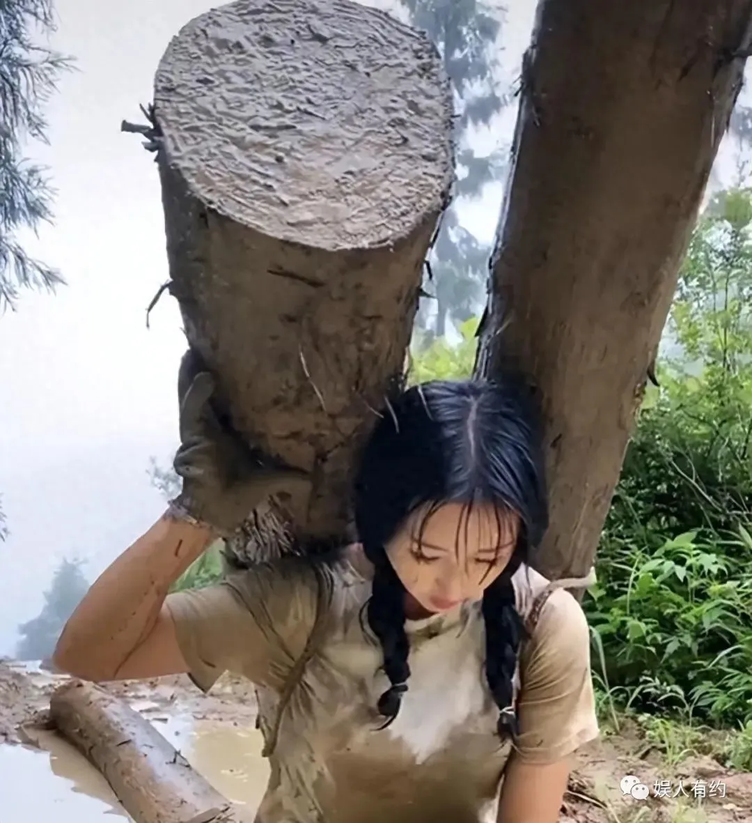 想不到吧!这就是大凉山的网红主播背着下山的木头,竟然是空心的 | 黑料正能量