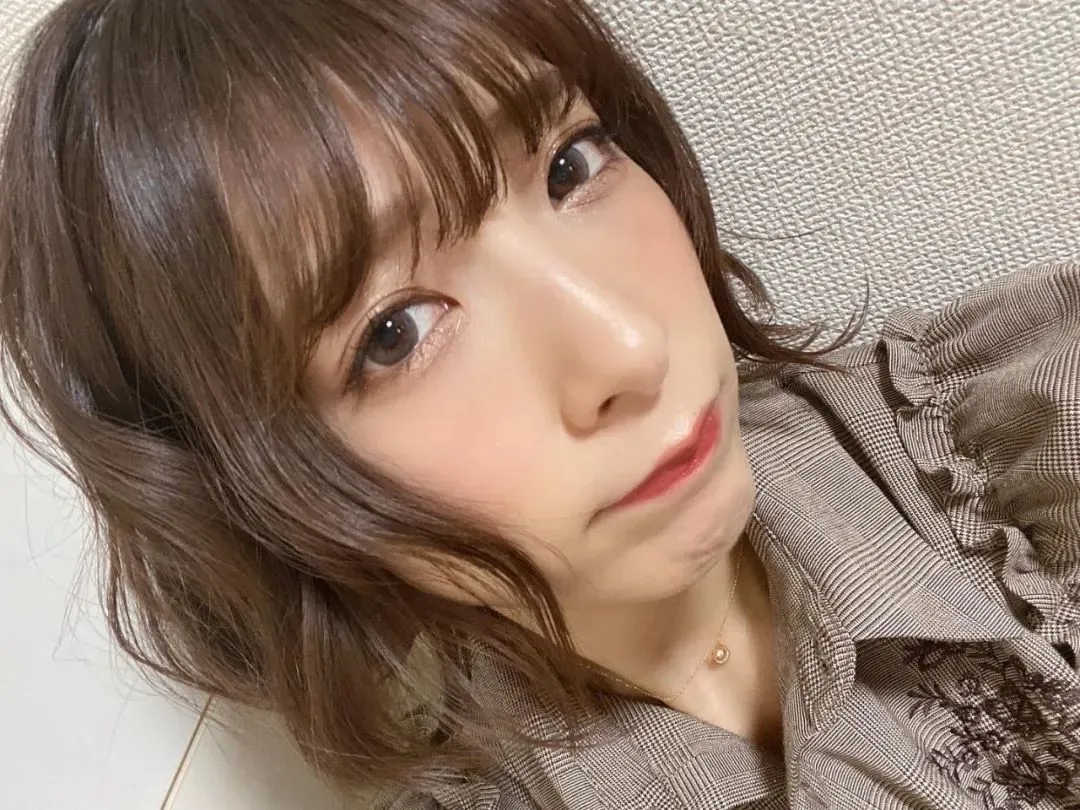 19岁下海的发片机器,男女通吃的极品短发妹—阿部乃美久 | 黑料正能量