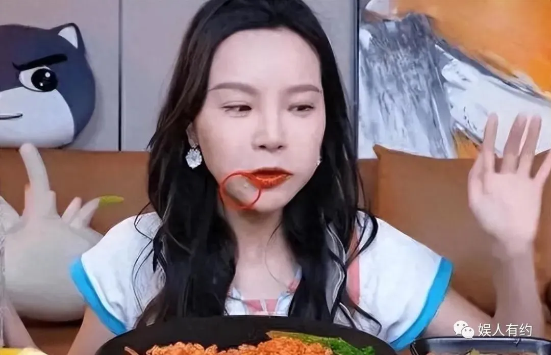 想不到吧!这就是大凉山的网红主播背着下山的木头,竟然是空心的 | 黑料正能量