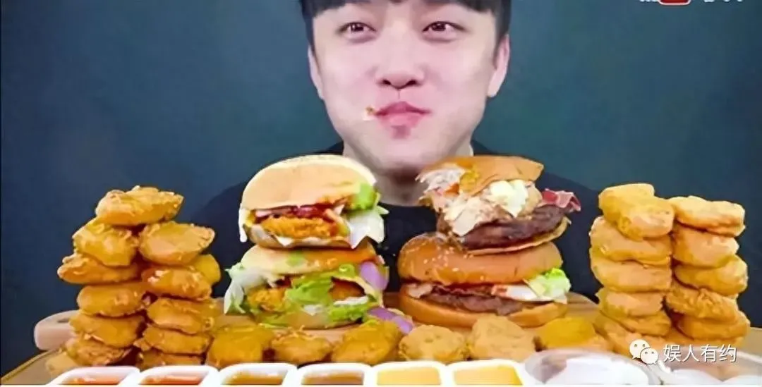 想不到吧!这就是大凉山的网红主播背着下山的木头,竟然是空心的 | 黑料正能量