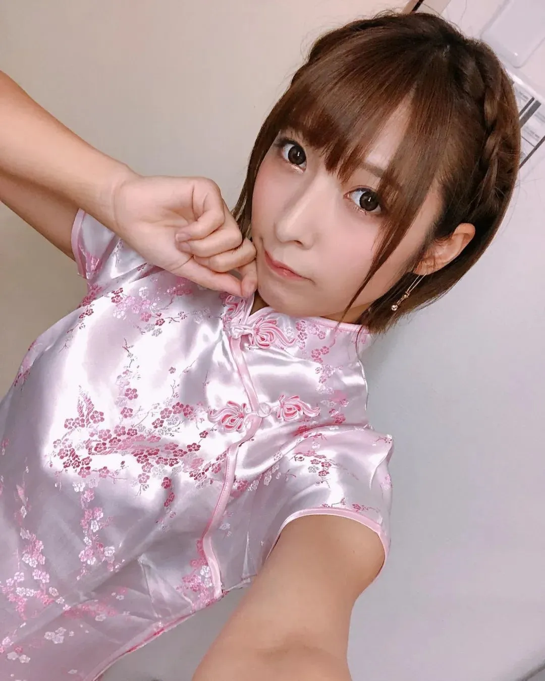 19岁下海的发片机器,男女通吃的极品短发妹—阿部乃美久 | 黑料正能量