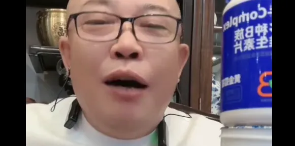 驴家桐桐穿蕾丝睡衣露肉, 粉丝大饱眼福!天道和天佑老婆“接吻”!驴老爸透漏 驴家艺人各奔东西! | 黑料正能量