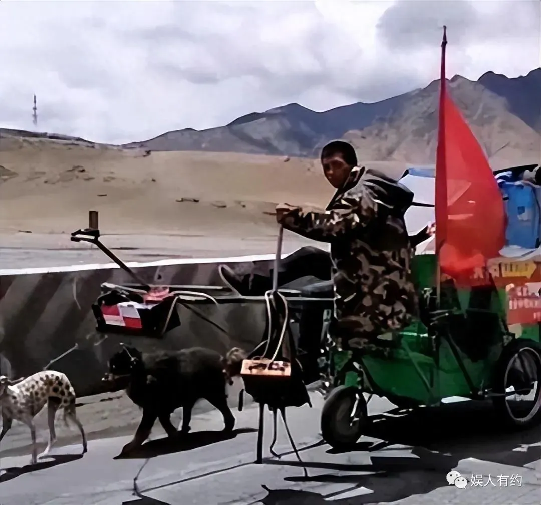 想不到吧!这就是大凉山的网红主播背着下山的木头,竟然是空心的 | 黑料正能量