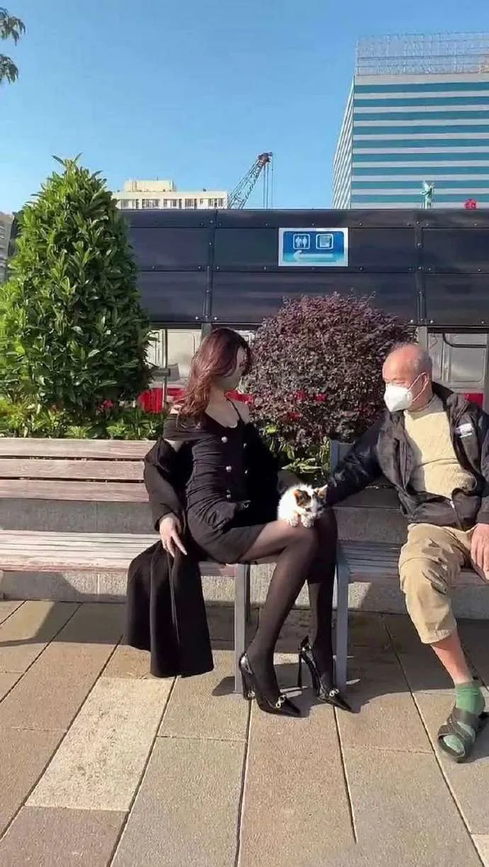 就是阿朱啊户外写真作品——少女和老人 摄影评测赏析 | 黑料正能量